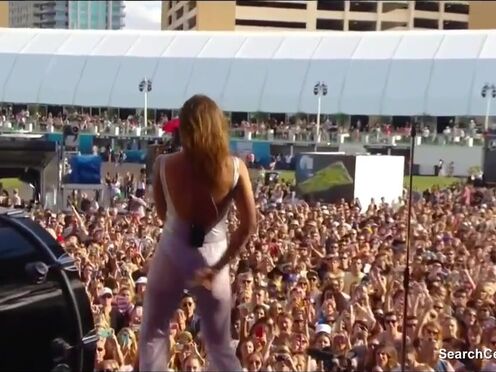 Tove Lo Shows Off Her Great Tits To The Crowd