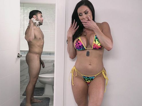Incredibly Sexy MILF Kendra Lust can't stop her hormones rampaging that young dick