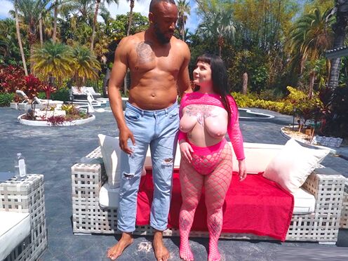 Pocket size buxxom model takes on a thick ebony prick