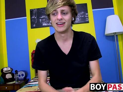 Twink Jason enjoying wanking his shaft & playing with dildo