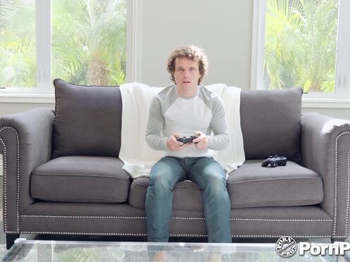 Tart-ish Step Sister distracts Noob to Lick her Beaver!