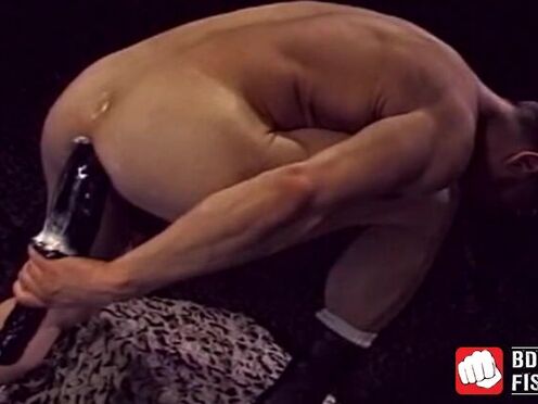 Muscular stud fist fucks himself & masturbates for cum