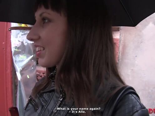 1 Chick on the Whole Street - Picked up by PUA P-O-V