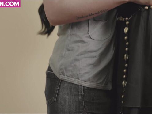 Spanish Goth Hottie Knows How To Lick a Muff