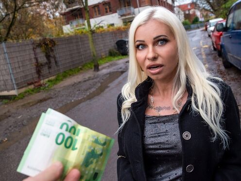 I'm attracted to blonde Stepmommies & I bumped into Suzi Grande on the streets