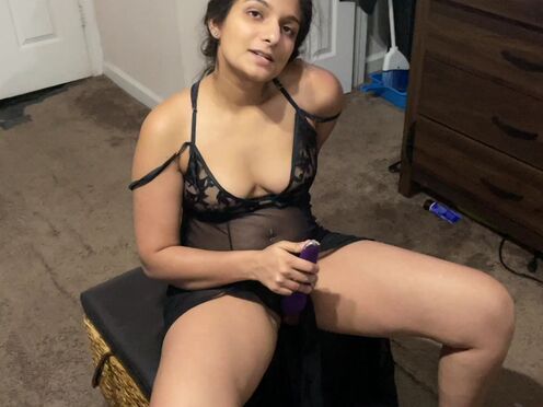 Juicy Pakistani housewife giving blowjob to Indian lover