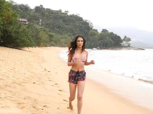 Brazilian amateur babe Amanda Borges picked up on a beach for assfucking