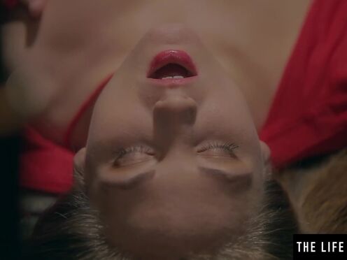 hot girl gets kinky thrills from frigging to dirty phone call