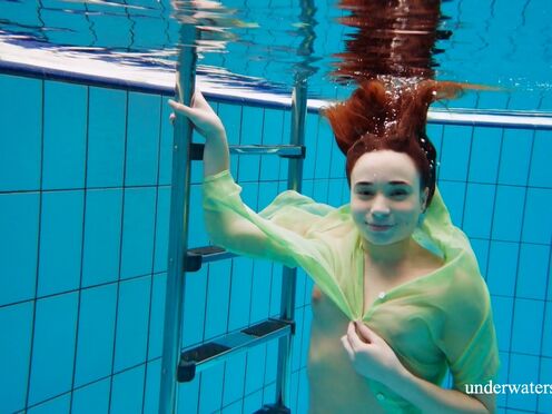 How sexy Nina Mohnatka is underwater with her juicy body