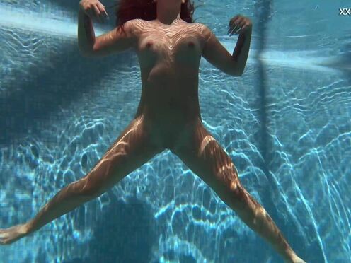 Thick girl Puzan Bruhova swimming pleasure