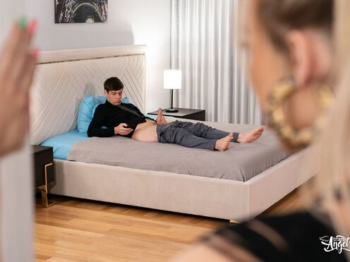 Lustful t-beautiful babe Emma Rose voyeured Michael DelRay during jerking off