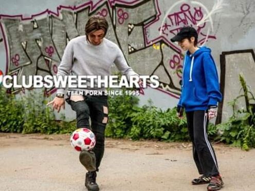 Bushy Chick Likes to Play Hard