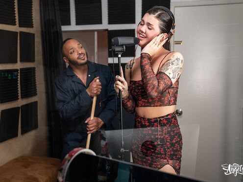 Tranny singer Daisy Taylor & her ebony fan fucks in the studio