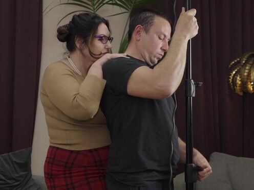 Chubby MOMMY loves younger shaft in her twat