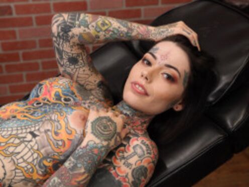 Tiger Lilly Gets Her Forehead Inked!