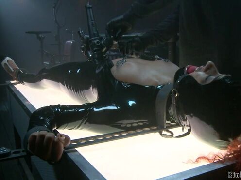 Shackled ebony in latex beaver vibed