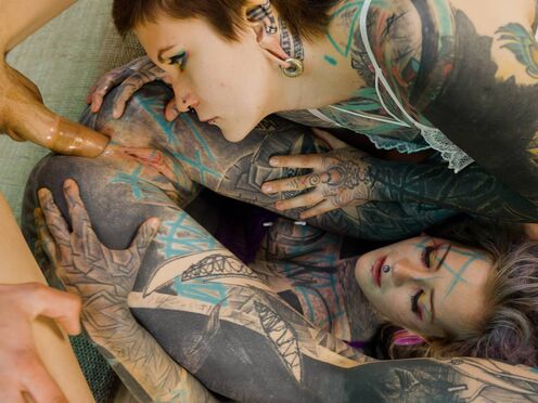 Extremely tatted girls Anuskatzz & IlluZ having assfucking threeway