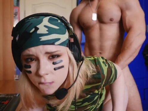 Fuck charming babe when she play in WoT