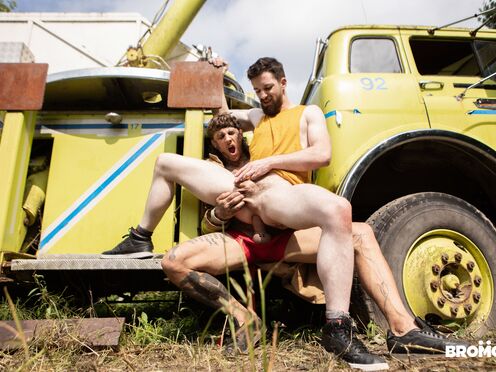 Raw gay assfucking outdoors - Thyle Knoxx & Bo Sinn