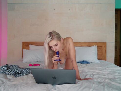 Cute girl plays with her muff & reaches a happy end - Eva Elfie
