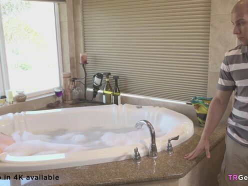 Gender X Shemale Isabella Sorrenti having a bath bang with Eli Hunter