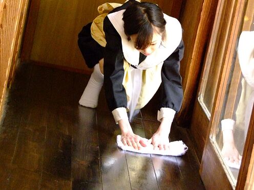 Aoba Itou does some prick cleaning in kitchen