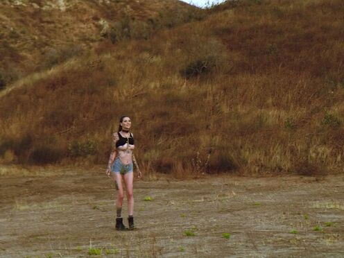 Hobbled Amazon walk in screwed-up bondage predicament