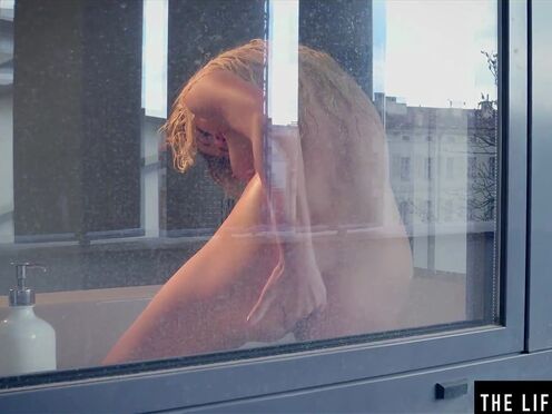 Petite blonde Lisa masturbates while having a sexy tub