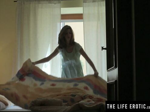 Young & stunning Charlotta Phillip wakes up to masturbate