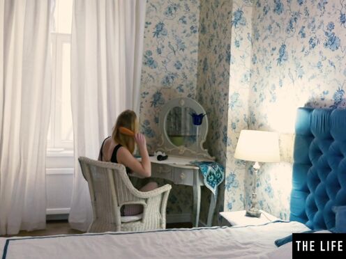 Fabulous Emma O pushes a big ebony dildo in her muff