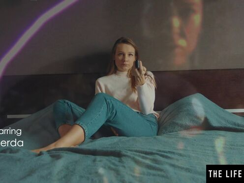 Juicy chick Mirabella is rubbing twat while wearing VR headset