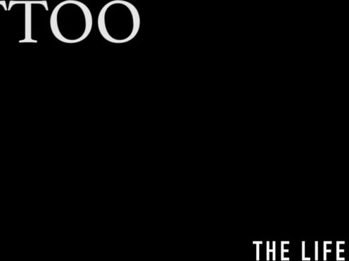 Tattooed babe Foxy Sanie rubs her shaved cunt while being inked