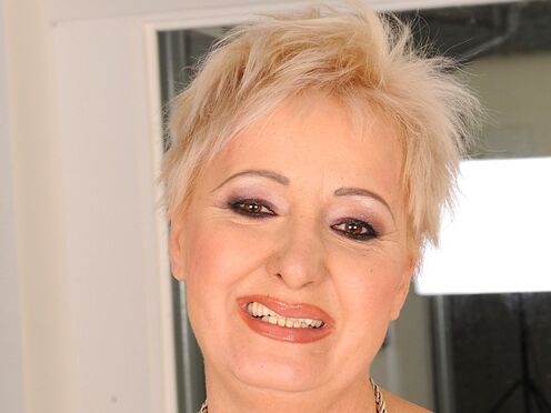 Hungarian mature screwed in a jacuzzi