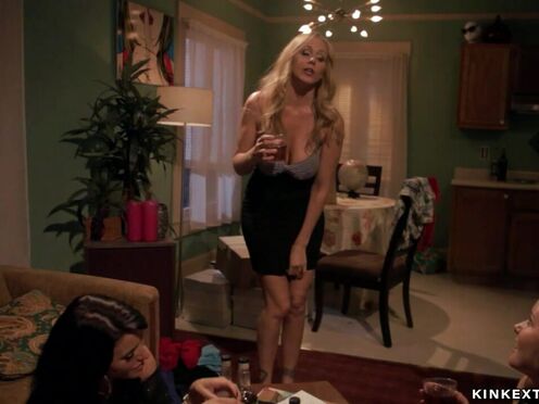 Dyke followers Double penetration fuck huge boobs STEPMOM