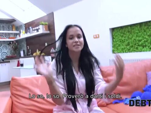 DEBT4k. Il collezionista è ipnotizzato dalle belle forme del corpo degli st