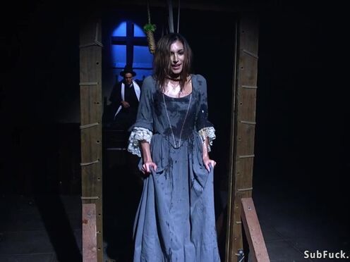 Jury double penetrate brunette witch