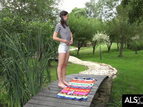 Slender teen Niky Love is masturbating in the gardeb