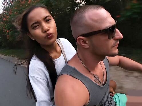 Amateur Thai teen GF gives him a blowjob after her workout