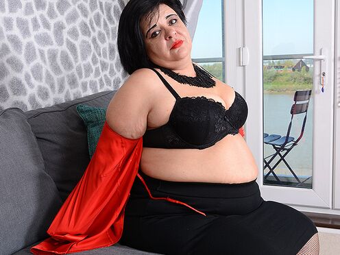 BBW Anna is squeezing those tits & sucking a dildo