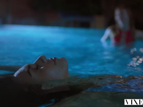 VIXEN Janice Griffith & Ivy Wolfe Sneak Into Backyard For Nighttime Pool