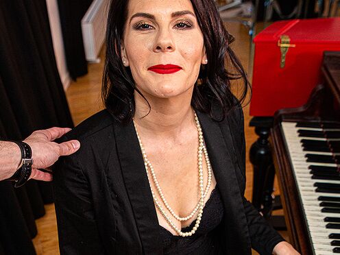 This mature pianoteacher loves taking it up her butt