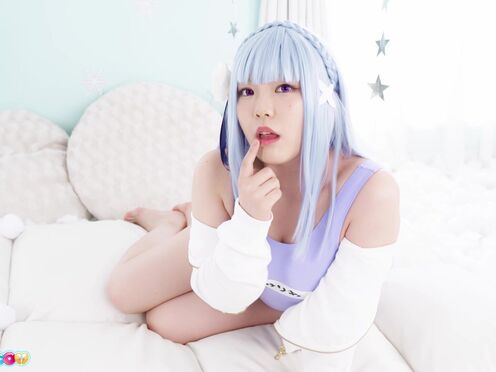 Teasing professional Natsumi Hayakawa flashes a beaver