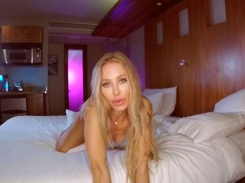 Nicole Aniston Tries Out Her Brand New Dildo!