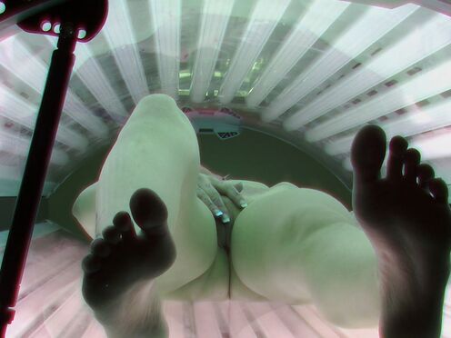 Amazing Pierced & Tattoed Beautiful Babe Solarium VOYEUR