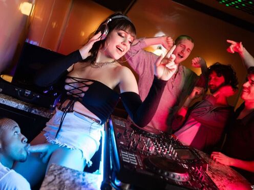 Hooking Up With The Sexy DJ  - Trent King, Rana Katana