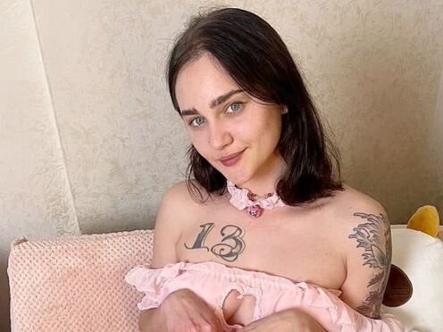 YANKS - Lustful hottie deep throats & fucks her snatch with dildo