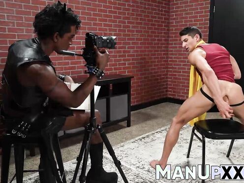 Handsome dude gets filmed for playing with dildo