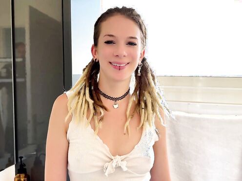 Eva, 30, likes to be the center of attention of these gentlemen...