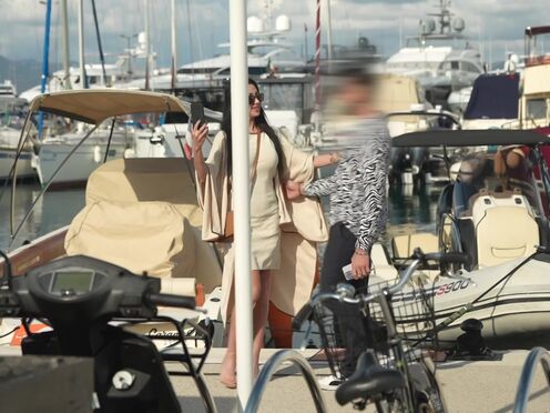 Laura, 34 years old, perfumery saleswoman in Paris & crazy about sex!