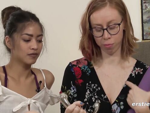 Ersties - Erfahrene Ramona R bekommt von Kim R eine Doppelpenetration geschenkt